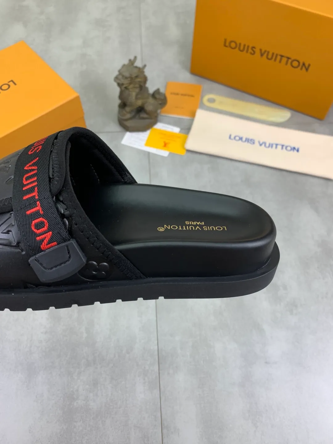 Men's shoes 💰P320💰【New style】🆘 Original quality 【LOUIS VUITTON】The popular Louis Vuitton LV men's slippers on the official website are on sale simultaneously! Original fabric imported from Italy, original factory special supply, code number: 38-44 (45 customized), many colors available
